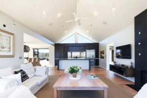 Infinity Drive - Hot Tub - Lake Views - Release NZ Wanaka